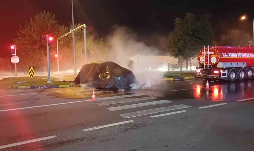 Aydın'da tırla çarpışan Tesla alev topuna döndü: Yangın 3 saatte söndürüldü