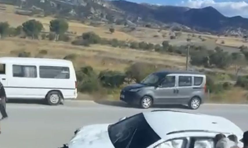 Burdur'da trafik levhalarına çarpan sürücü hastanelik oldu