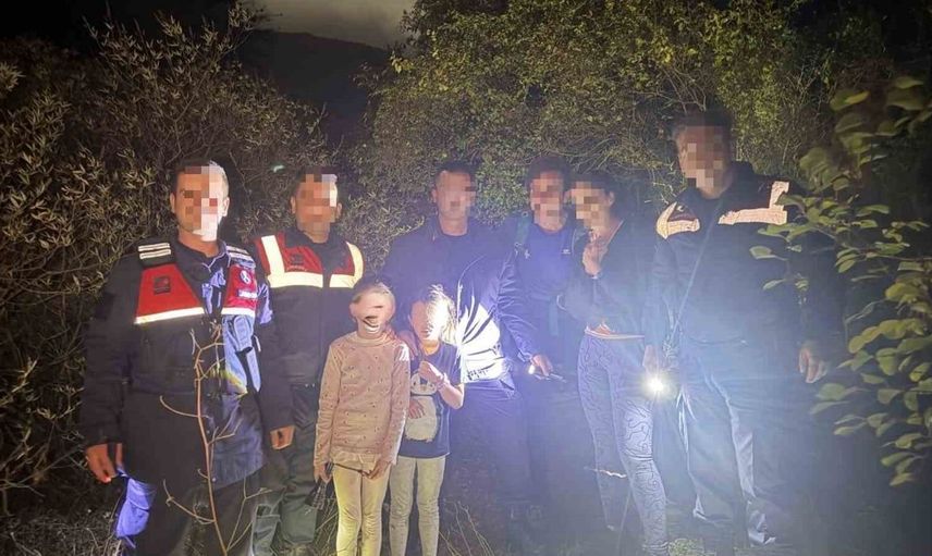 Kuşadası'nda kaybolan yabancı aile, jandarma sayesinde kurtarıldı