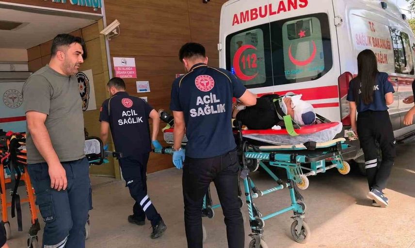 Bursa İnegöl'de otomobil bariyerlere çarptı: 5 yaralı