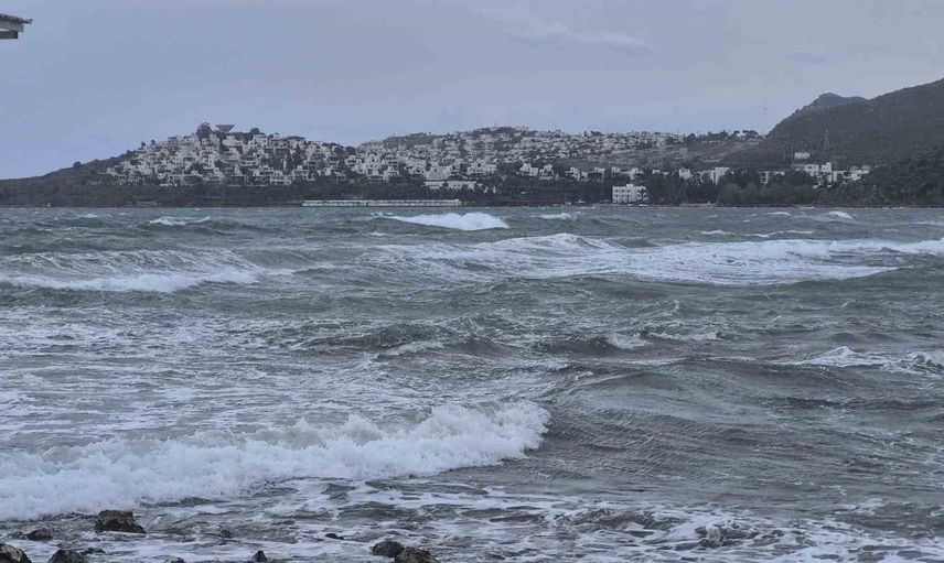 Bodrum'da şiddetli yağış ve rüzgar nedeniyle feribot seferleri durduruldu