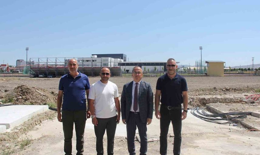 Sivas’ta modern futbol sahası inşaatı başlıyor