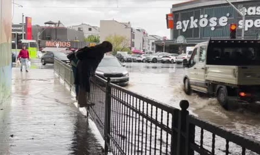Kocaeli'de sağanak yağmurda yollar nehre döndü