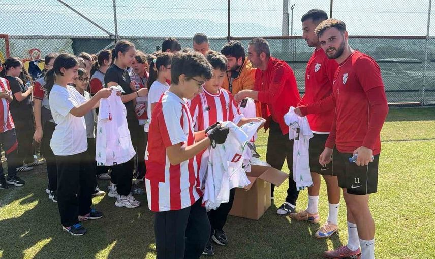Çocuk taraftarlar boluspor antrenmanında buluştu: 40 öğrenci forma aldı