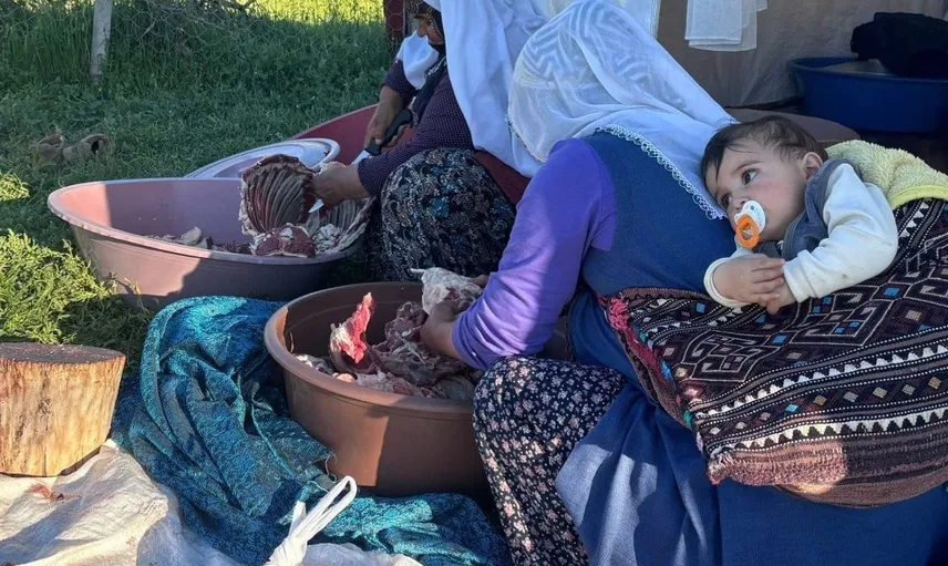 Zorlu koşullara rağmen konargöçer yaşamı sürdüren aileler