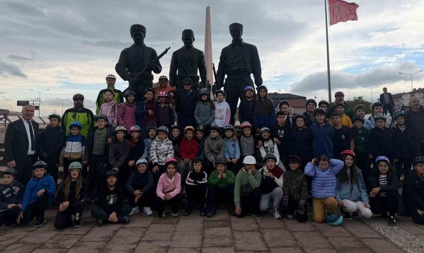 Cumhuriyet coşkusu Burhaniye’de bisiklet turu ile kutlandı