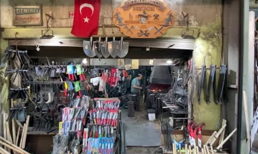Izmir'de demircilik mesleğini sürdüren Akdemir kardeşler sanatı yaşatıyor