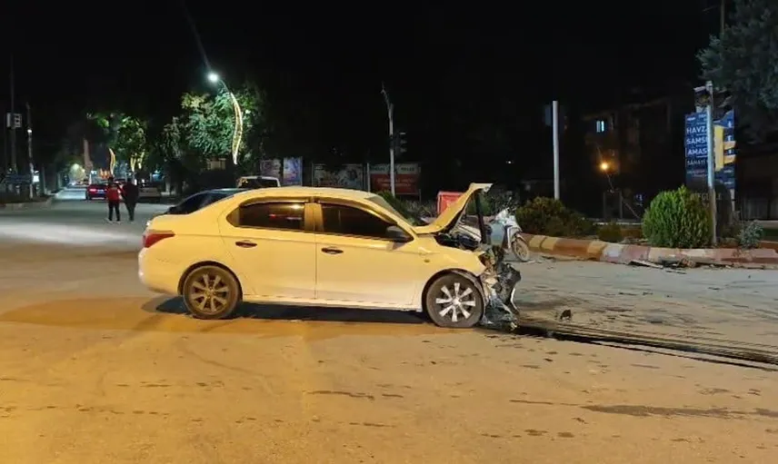 Merzifon'da trafik kazası: kamyonet ve otomobil çarpıştı, 3 yaralı