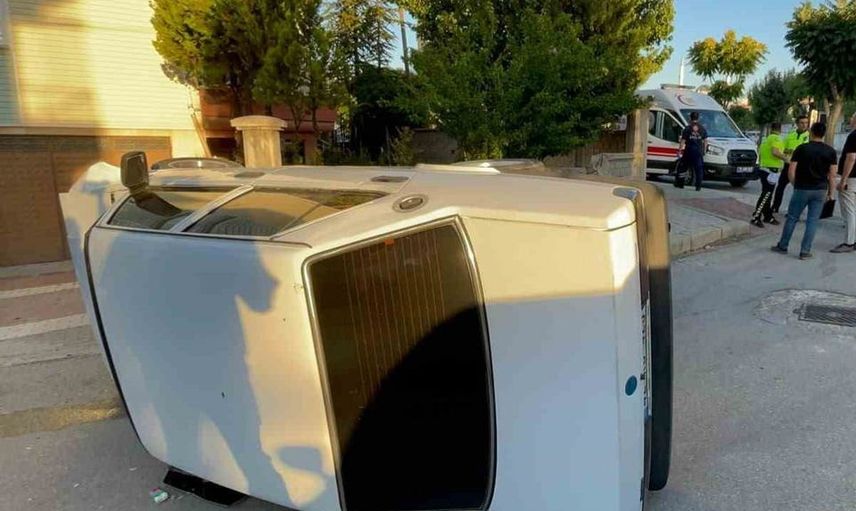 Karaman’da otomobil kaldırıma çarparak yan yattı, sürücü yara almadı