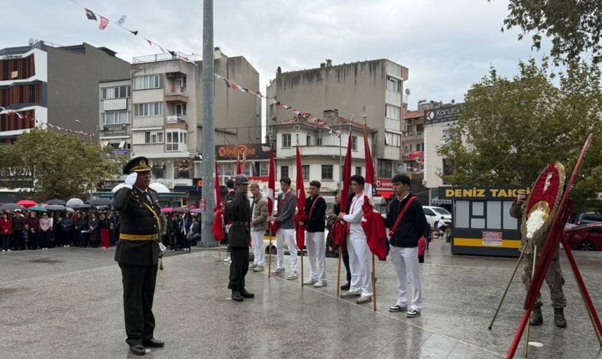 Cumhuriyet Bayramı'nda burhaniye'de duygusal çelenk sunma töreni