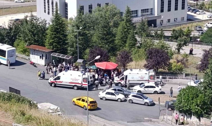 Kontrolden çıkan otomobil, kalabalığa çarparak 4 kişiyi yaraladı