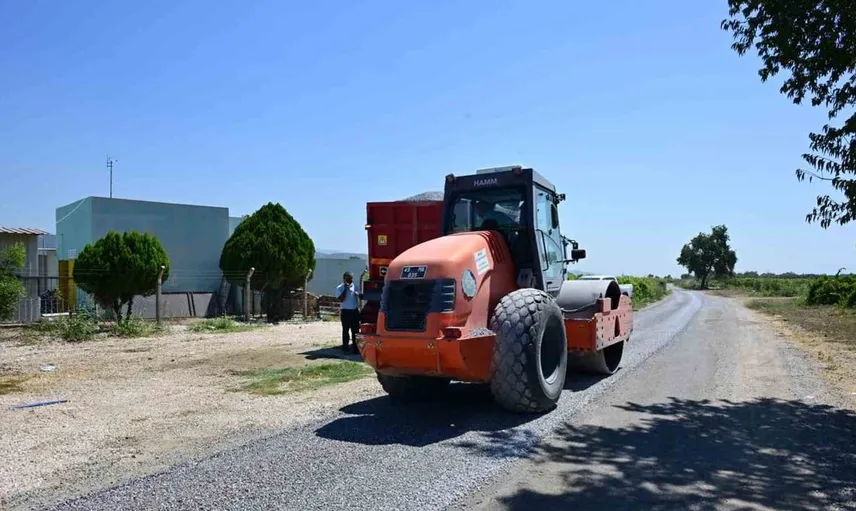Manisa'da üreticilerin ulaşım sorununa çözüm: Sazköy yoluna yeni kaplama