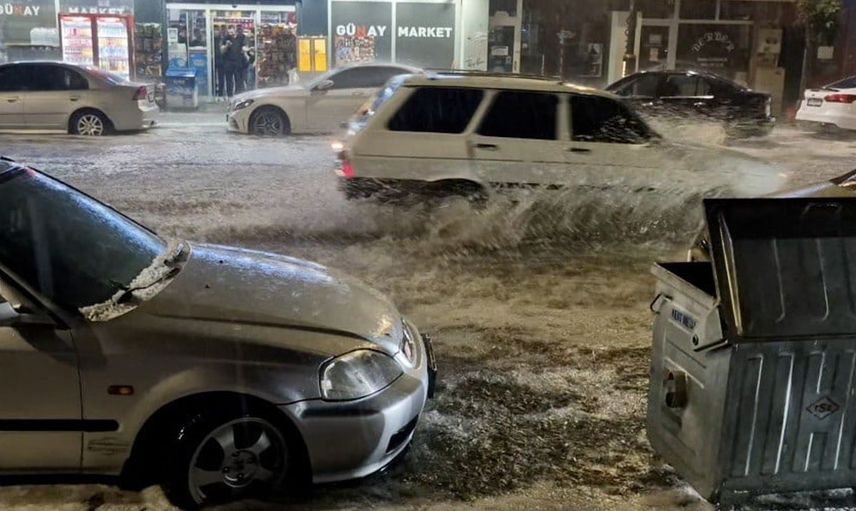 Alaca’da sağanak yağış doluya dönüştü, cadde ve sokaklar beyaza büründü