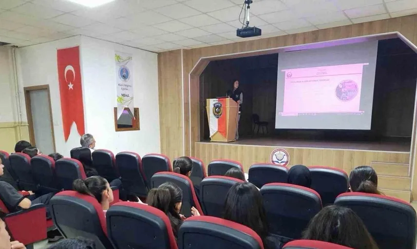 Erzincan'da öğrenciler ve öğretmenlere güvenlik bilgilendirme eğitimi verildi