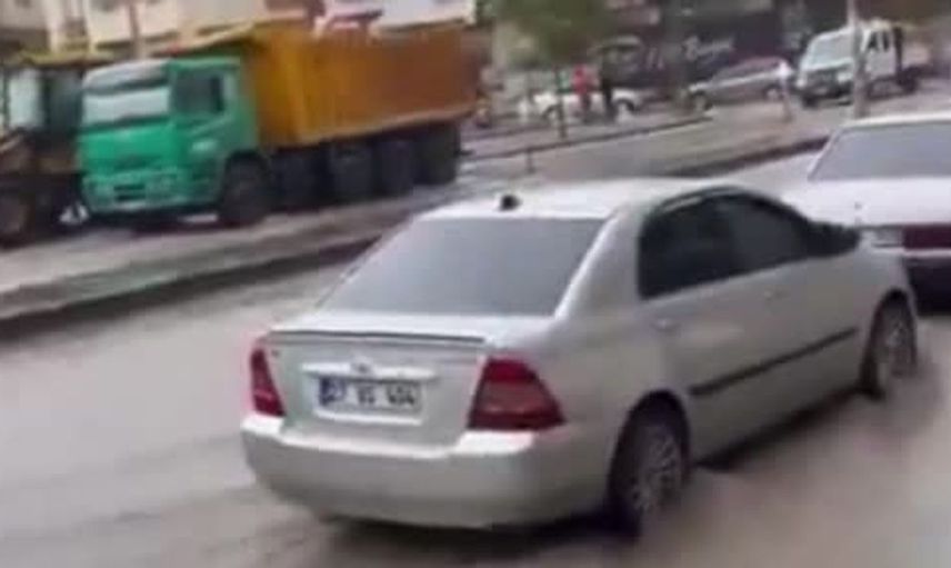 Gaziantep'te sağanak yağış sonrası yollar göle döndü
