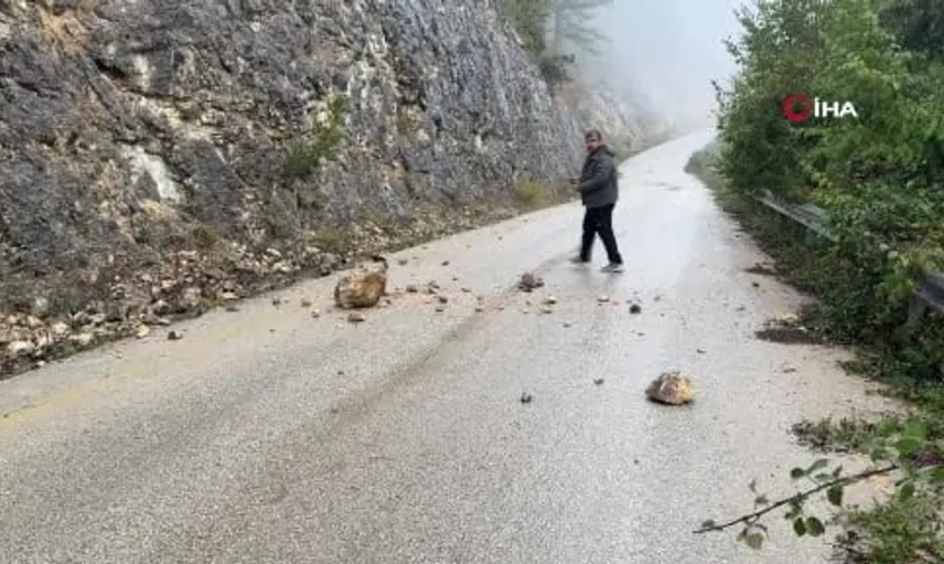 Karabük'te sağanak sonrası kaya tehlikesi: Öğrenci servisi kaza atlatadı