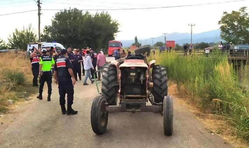 Turgutlu'da traktör devrildi: 4 işçi yaralandı