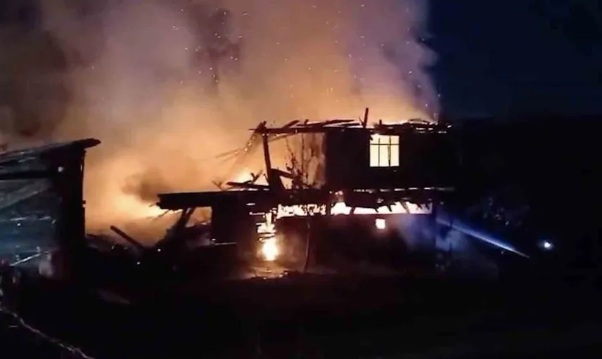 Kastamonu'da kullanılmaz hale gelen ahşap evde yangın paniği