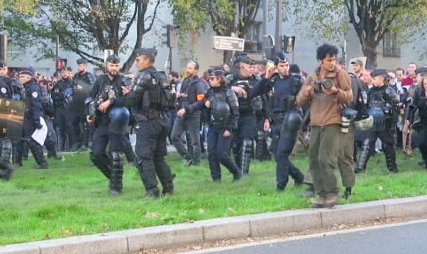 Paris'te 70 bin kişinin katıldığı protesto yürüyüşü huzurlu bir şekilde sona erdi