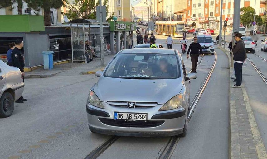Eskişehir'de bir otomobil yaşlı kadına çarptı: Yaralı hastanede