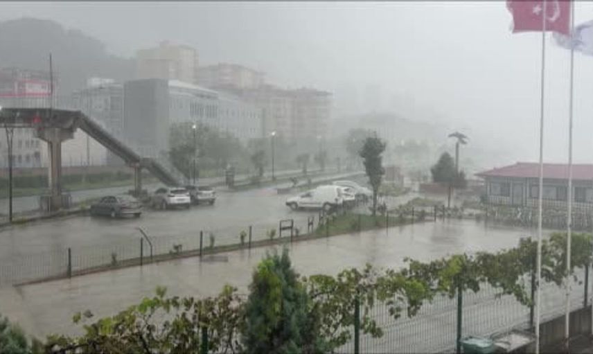 Karadeniz'de dalgalar Hopa'da etkisini artırdı