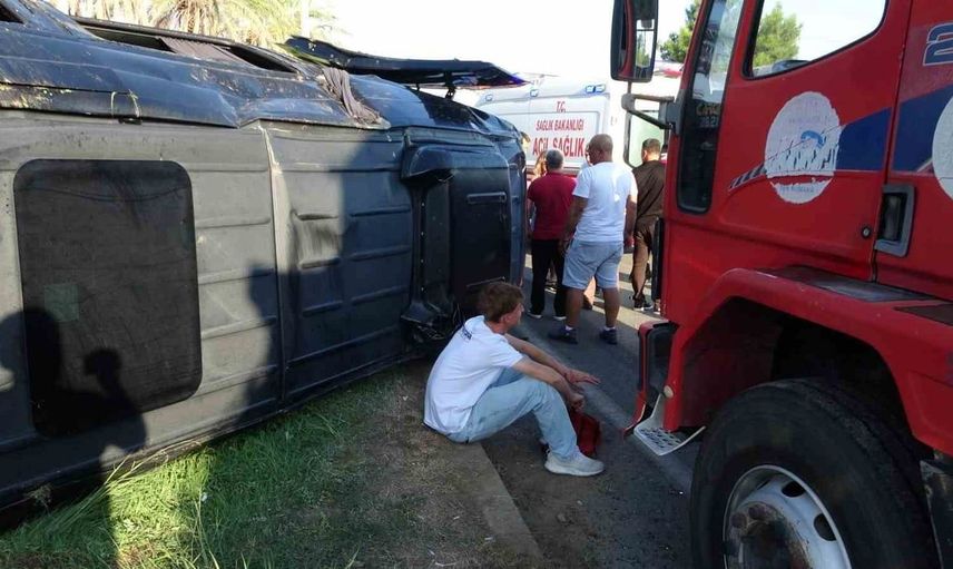 Manavgat'ta tur minibüsü kaza yaptı, 15 kişi yaralandı