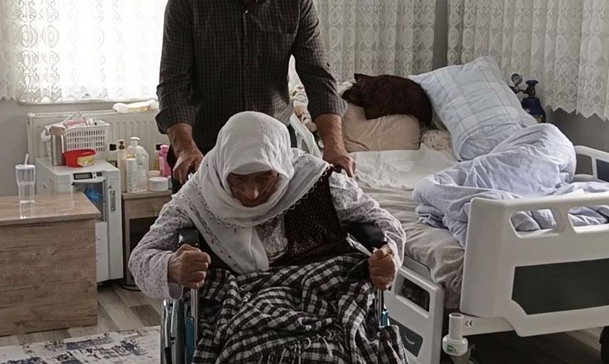 Yüksekova'da hatun teyzenin mutluluğu: Tekerlekli sandalyesine kavuştu
