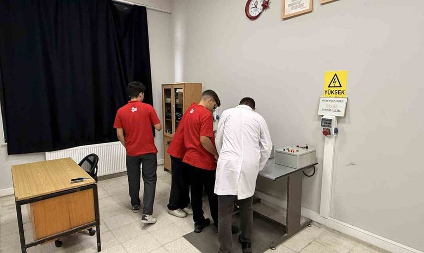 Başarılı meslek lisesi öğrencileri TEKNOFEST'te birincilik kazandı