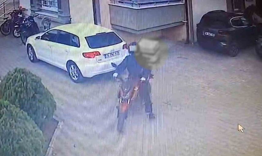 Kasklı hırsız motosikleti sürükleyerek çaldı