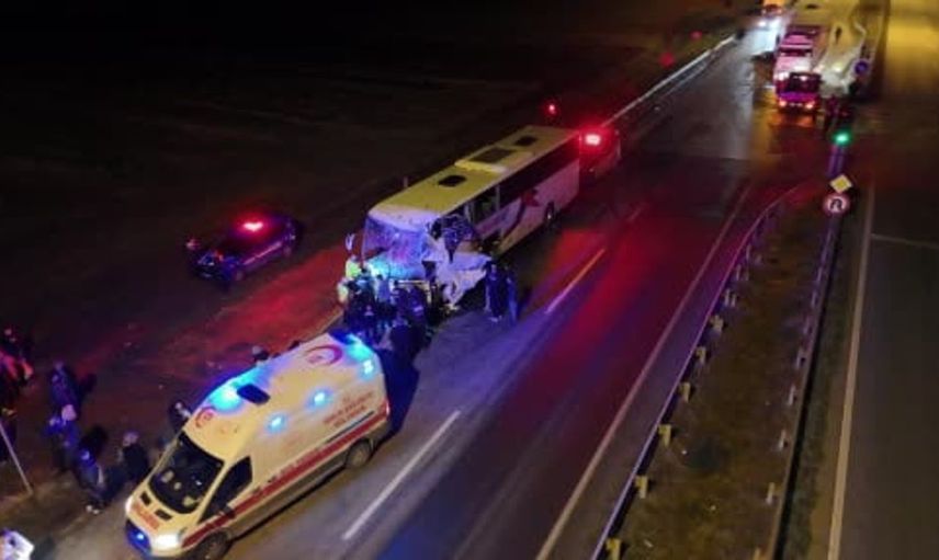 Edirne'de tur otobüsü nar yüklü tırla çarpıştı: 10 kişi yaralandı