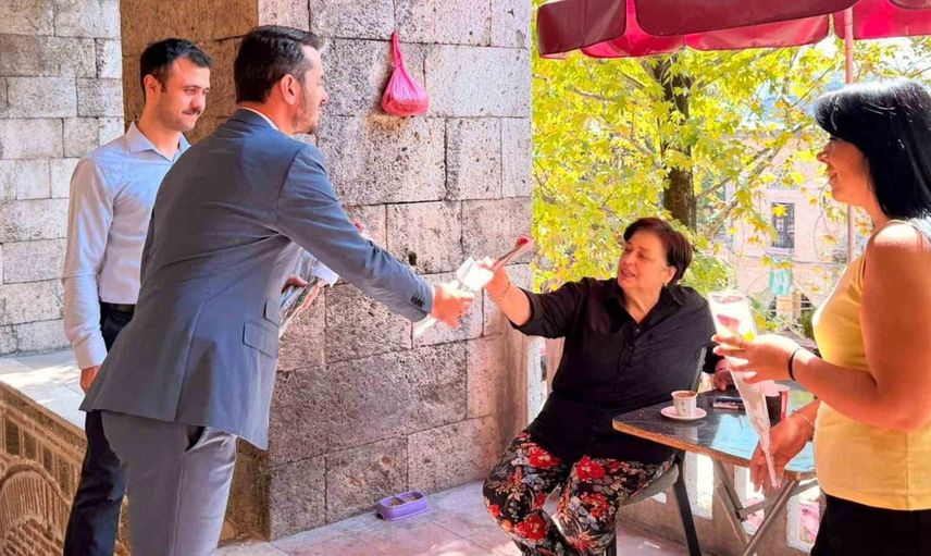 Bursa'da gençler Mevlid Kandili'ni kutladı: Güllerle gönül aldı