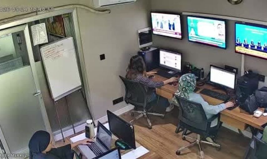 Şanlıurfa'daki deprem anında televizyon çalışanlarının panik dolu anları