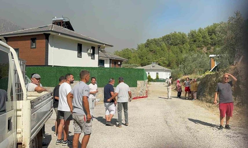Fethiye Üzümlü’deki yangına havadan ve karadan müdahale sürüyor