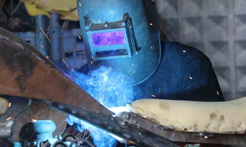 22 yaşındaki genç, otomobil motorundan kendi motosikletini yapıyor