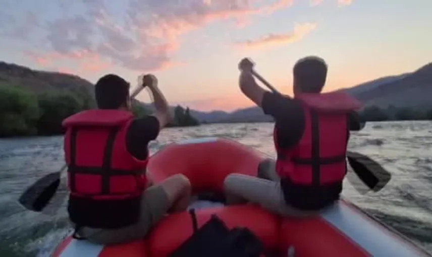 Murat Nehri'nde balık avlamak isteyen iki kişi adada mahsur kaldı