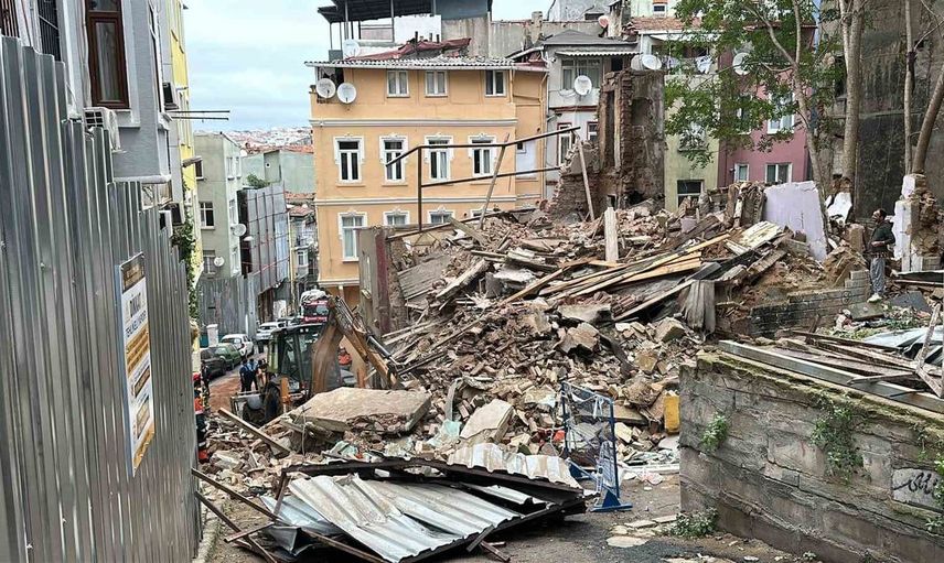 Beyoğlu'ndaki metruk bina gece yarısı çöktü