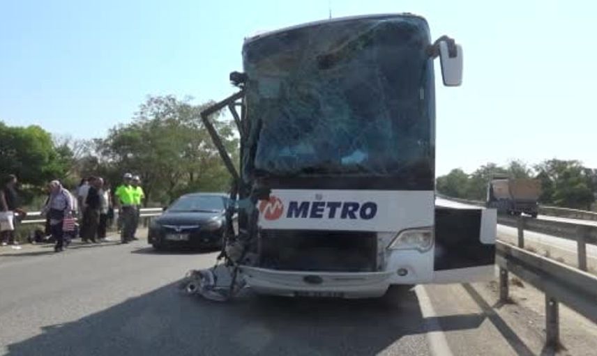 Manisa'da yolcu otobüsü kamyona çarptı: 1 kişi hayatını kaybetti, 7 yaralı