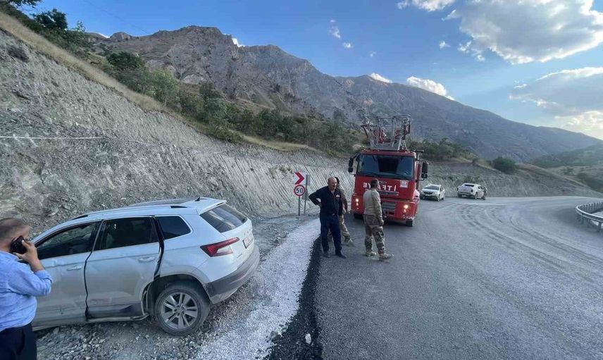 Hakkari-Van karayolunda meydana gelen trafik kazasında 3 kişi yaralandı