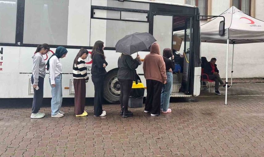 Düzce'de gençlerden anlamlı bir sosyal sorumluluk örneği: Kan bağışı etkinliği