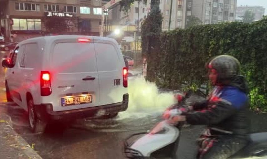 Şişli'de sağanak yağış yolları su bastı, araçlar mahsur kaldı