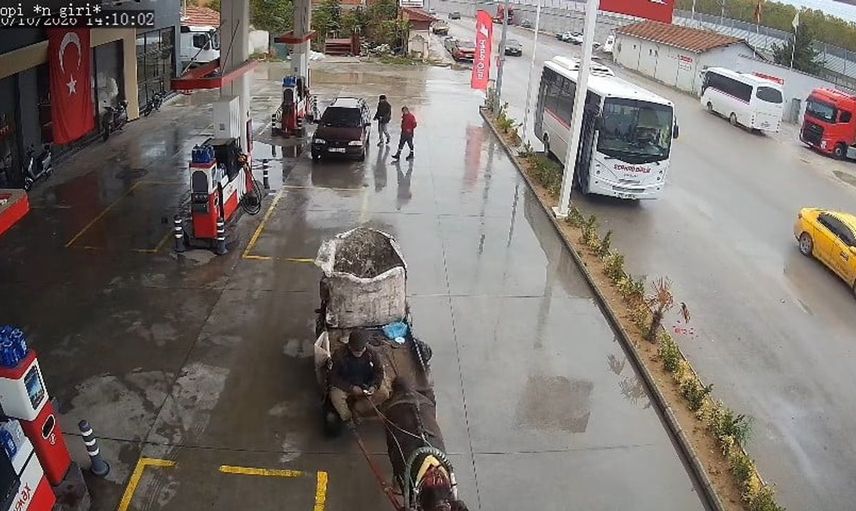 Yolda kalan otomobili at arabasıyla 2 kilometre taşıdılar