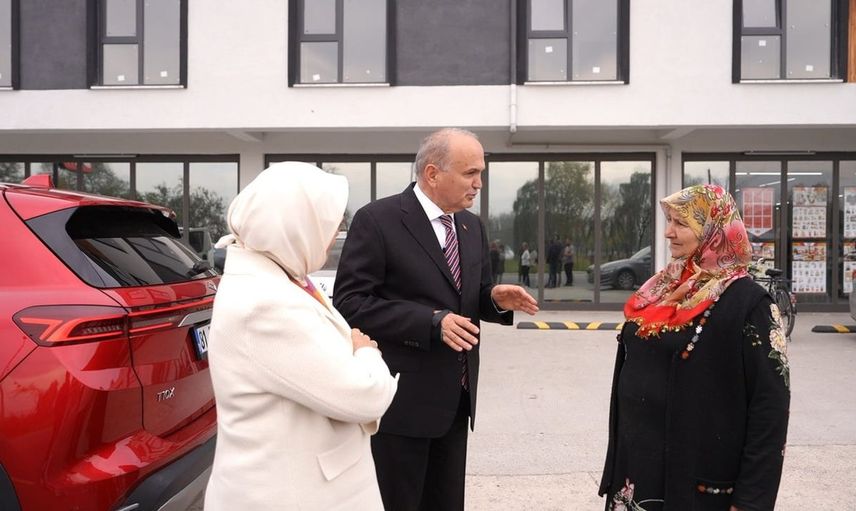 Yerel yöneticiler TOGG ile asfalt yol denedi