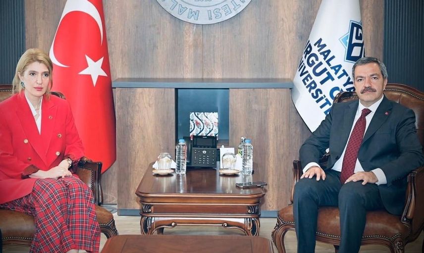 İlk derste terörsüz Türkiye vurgusu: İnanç Siraç Kara Ölmeztoprak üniversitede öğrencilerle buluştu
