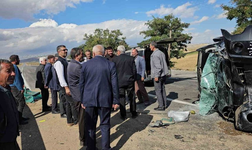 Adilcevaz'da takla atan kamyonette iki kişi yaralandı