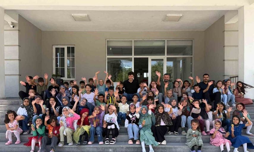 Öğrencilerin davetini kabul eden il başkanı, sınıfa hoş bir sürpriz yaptı