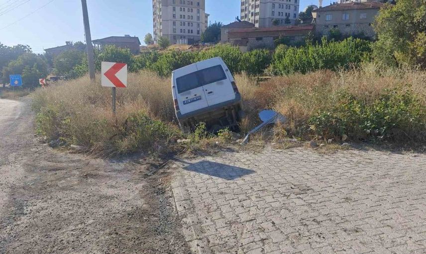 Malatya'da minibüsün devrilmesi sonucu iki kişi yaralandı