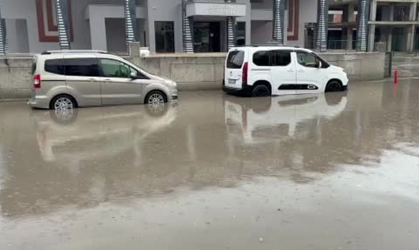 Çerkezköy'de sağanak yağış nedeniyle yollar kapandı, sürücüler zor anlar yaşadı