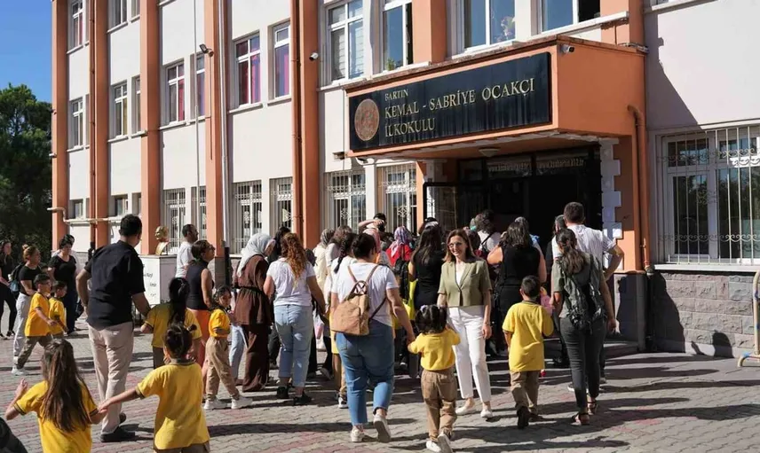 Bartın valisi uyum haftasında minik öğrencilerin yanında