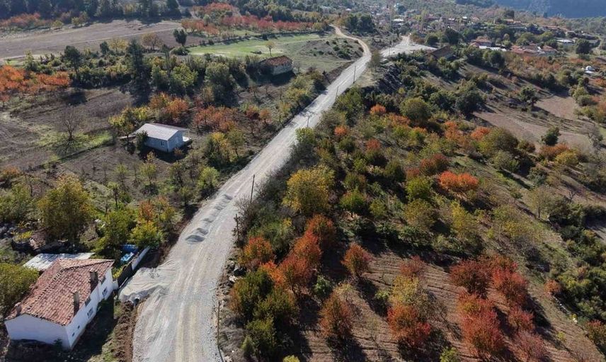 Keles'te yol çalışmaları hız kazanıyor: Üç mahallede genişletme ve yenileme çalışmaları sürüyor