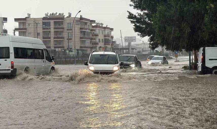 Tarsus'taki sağanak yağış günlük yaşamı aksattı